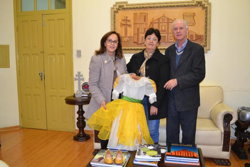 Mãe doa vestido de filha, princesa mirim da Fenamilho de 1988